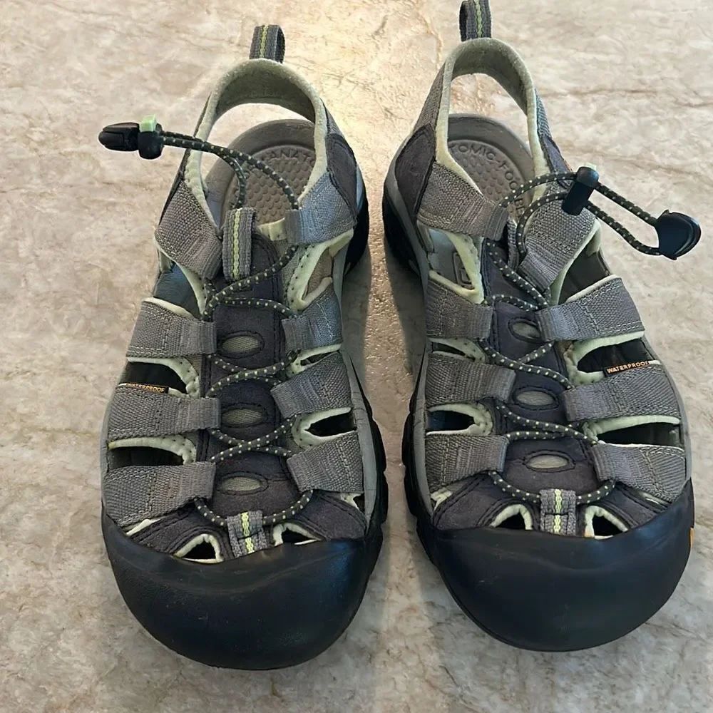 KEEN  Hiking Shoes Size 8.5